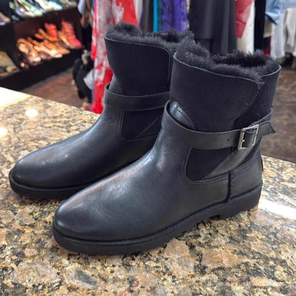NWOT UGG Romely Black Leather Buckle Ankle Boots Size 8